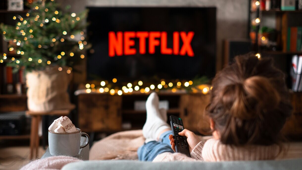 Widz oglądający Netflix na telewizorze po przejęciu Warner Bros i HBO Max