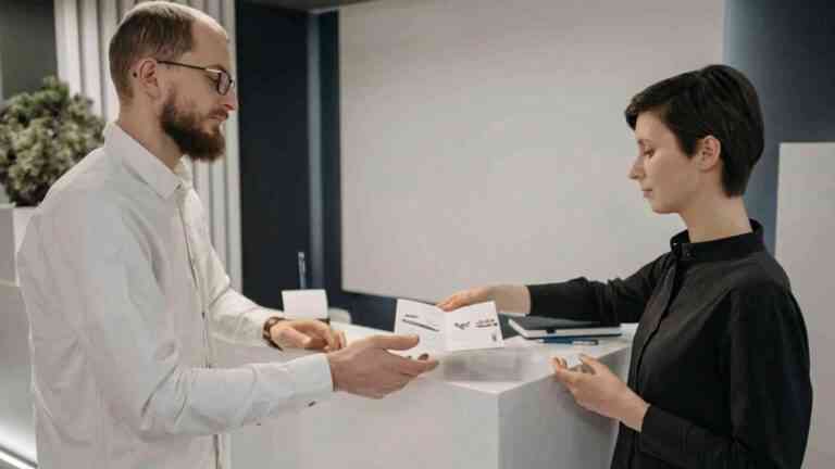 Pacjent rejestrujący wizytę u lekarza w ramach centralnej e-rejestracji NFZ