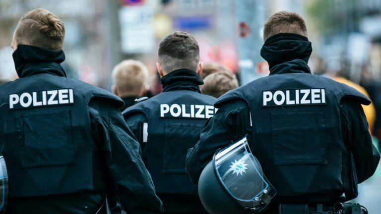 Berlińska policja podczas patrolu ulicznego – nowe prawo rozszerza uprawnienia policji do inwigilacji w Berlinie