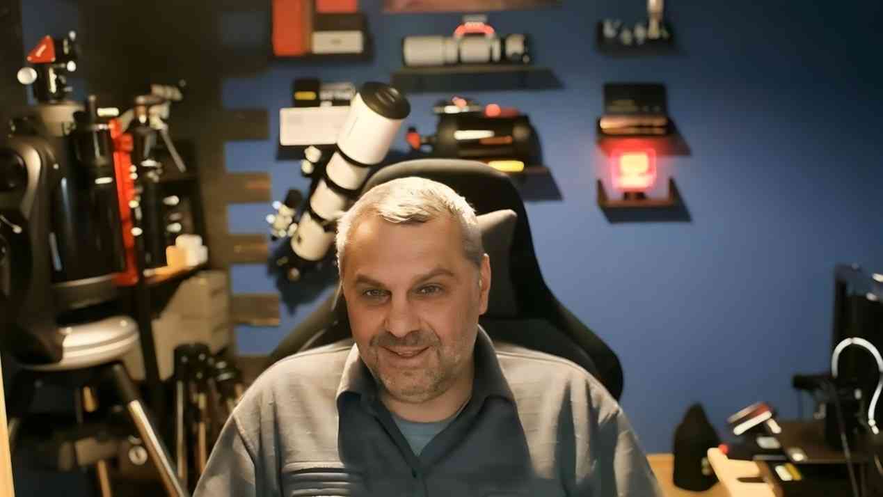 Astronom Radoslaw Ambroży w pracowni z teleskopami wyjaśnia, jak wygląda wszechświat.