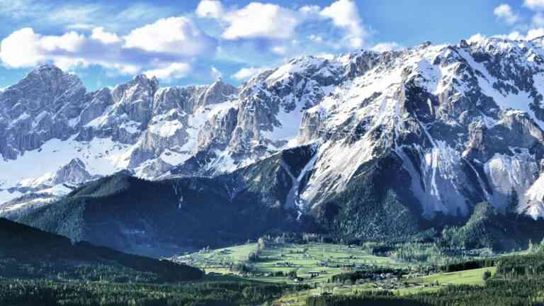 oszronione góry i zielone doliny