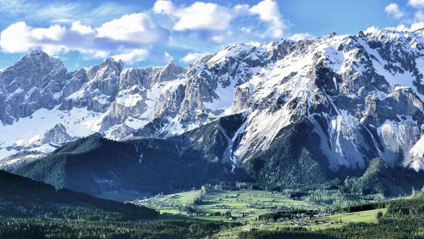 oszronione góry i zielone doliny