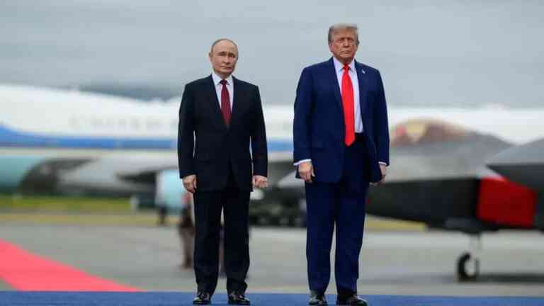 Donald Trump i Wladimir Putin podczas oficjalnego spotkania dyplomatycznego na tle samolotów rządowych – jedno z najważniejszych wydarzeń 2025 roku w globalnej polityce.