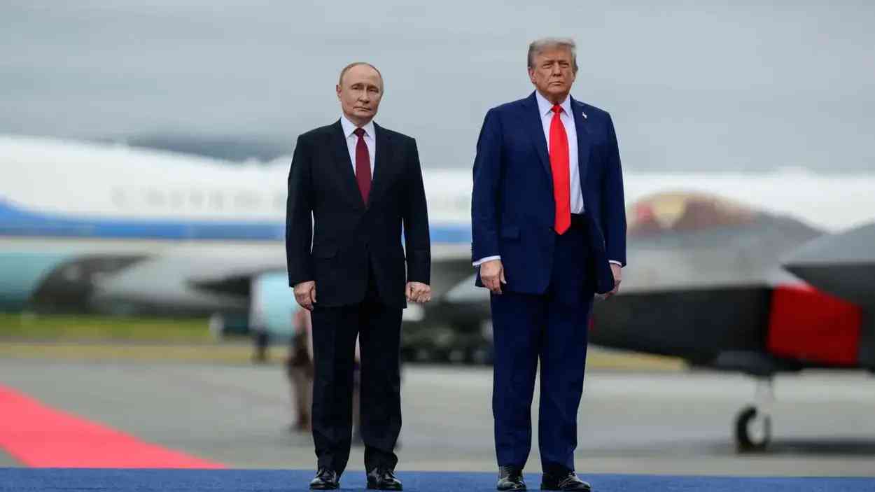 Donald Trump i Wladimir Putin podczas oficjalnego spotkania dyplomatycznego na tle samolotów rządowych – jedno z najważniejszych wydarzeń 2025 roku w globalnej polityce.