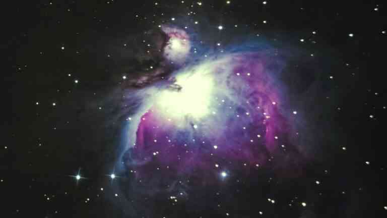 czarne niebo kolorowe zjawiska astronomiczne na niebie