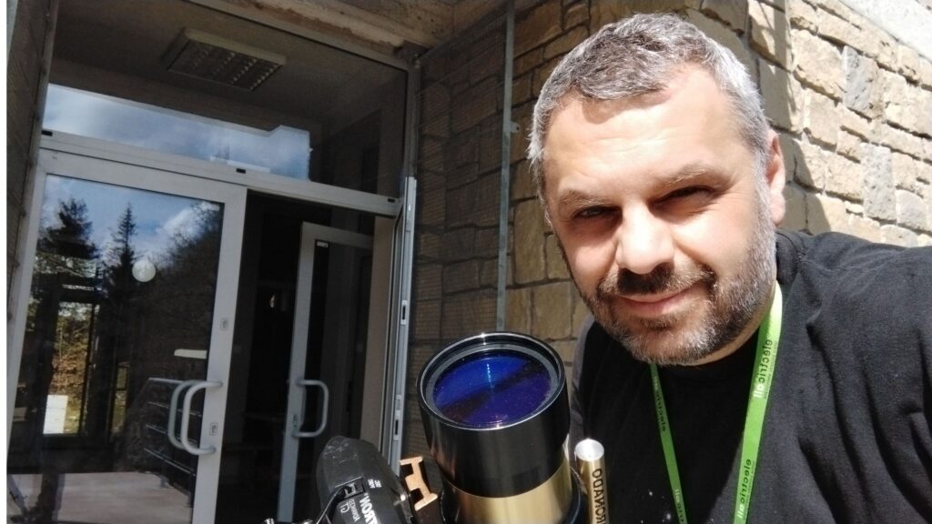 półzbliżenie na twarz Radosława Ambrożego obserwacja nieba 2026 całkowite zaćmienie Słońca Radosław Ambrożyobserwacja nieba 2026 całkowite zaćmienie słońca