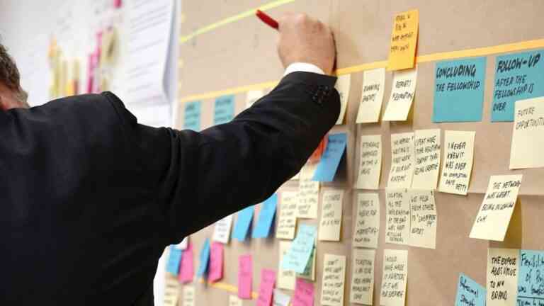 Mężczyzna przeglądający oferty o pracy w 2026 r.