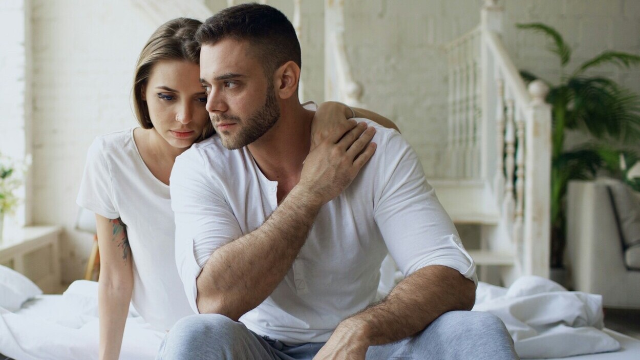 Osobowość a relacje – para w związku, która przeżywa bliskość i emocje w różny sposób