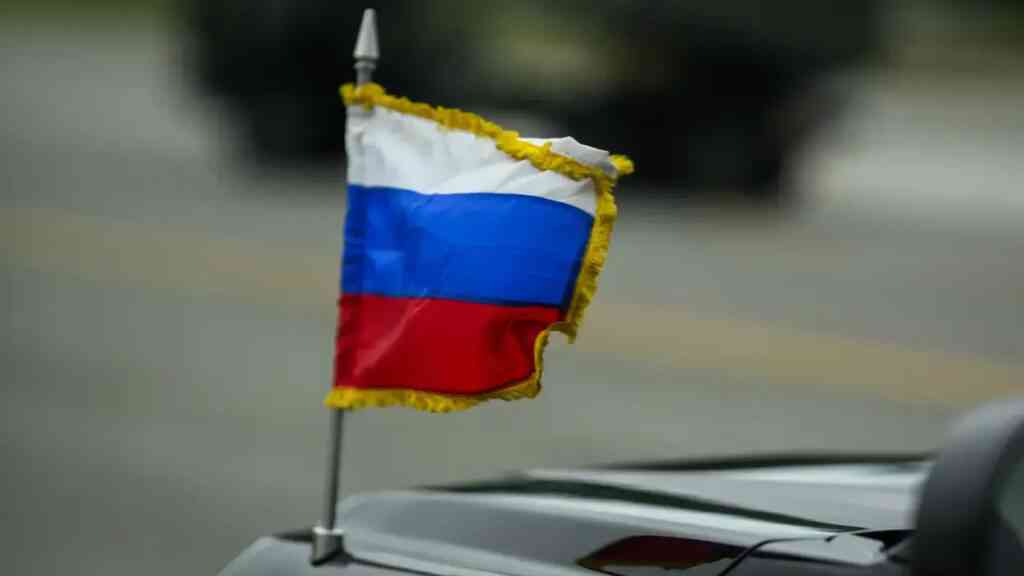 Rosyjska flaga państwowa na pojeździe rządowym – symbol Rosji i jednego z najważniejszych wydarzeń geopolitycznych 2025 roku.