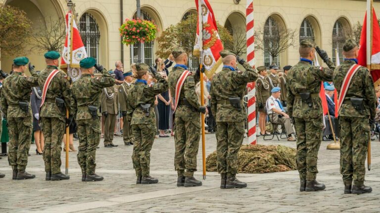 Żołnierze Wojska Polskiego stojący w szyku podczas uroczystości wojskowej – w tle dyskusja o kartach mobilizacyjnych, listach z wojska i kwalifikacji wojskowej w Polsce