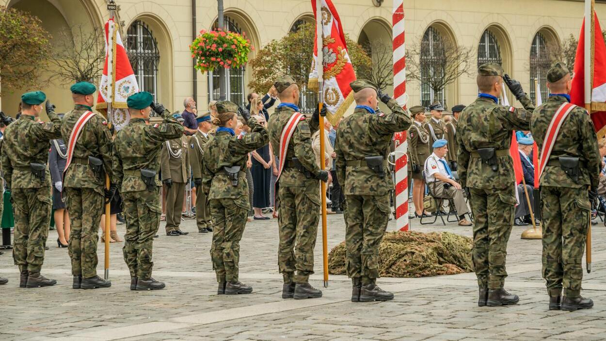 Żołnierze Wojska Polskiego stojący w szyku podczas uroczystości wojskowej – w tle dyskusja o kartach mobilizacyjnych, listach z wojska i kwalifikacji wojskowej w Polsce