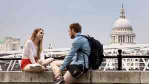 Rozmowa po angielsku za granicą – polskie kompleksy językowe i niepewność w mówieniu