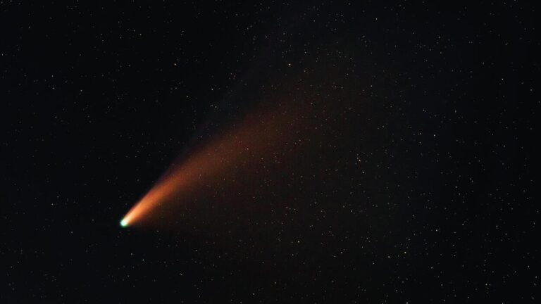 rój meteorów Geminidów obserwacja roju Geminidów spadające gwiazdy grudzień