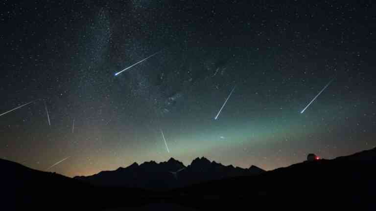 ciemne niebo spadających jasnych gwiazd, ciemne góry