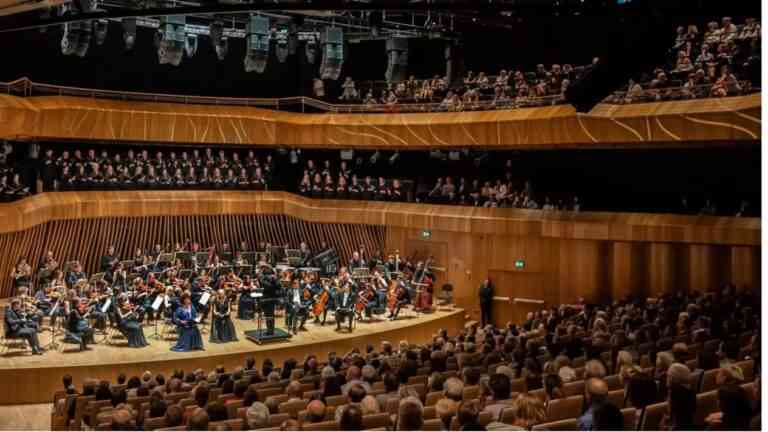 Publiczność po koncercie muzycznym w 2025 roku, wspólne przeżywanie muzyki i emocji, kultura muzyczna w Polsce. Cavatina Hall w Bielsku Białej, koncert Cavatina Philharmonic Orchestra.