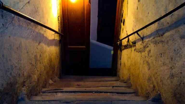 Wejście do piwnicy w budynku mieszkalnym jako potencjalne miejsce schronienia