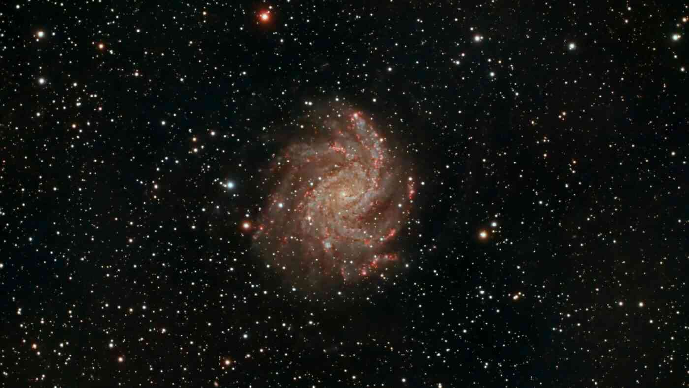 jasne gwiazdy na ciemnym niebie w złotym centrum