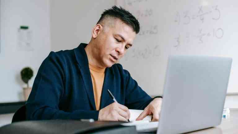 Nauczyciel pracujący z laptopem w klasie – sztuczna inteligencja w szkole