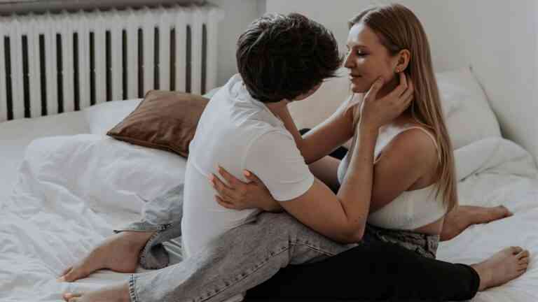 para siedzi na łóżku wpatrzona w siebie