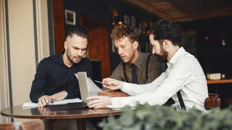 wiek emerytalny w Polsce, nierówność płci, powołanie do wojska. Według CBOS mężczyźni chcą równych zasad względem kobiet.