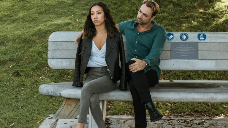 Para siedząca na ławce, napięcie w relacji wpływa na zadowolenie ze związku i atrakcyjność w relacji