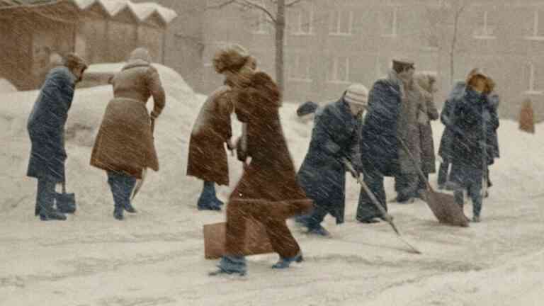 Codzienność w PRL – mieszkańcy polskiego miasta odśnieżający ulicę zimą w czasach Polski Ludowej