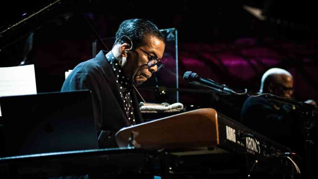 Herbie Hancock podczas koncertu w Cavatina Hall – Cavatina Hall 2025, występ jazzowy w Bielsku-Białej