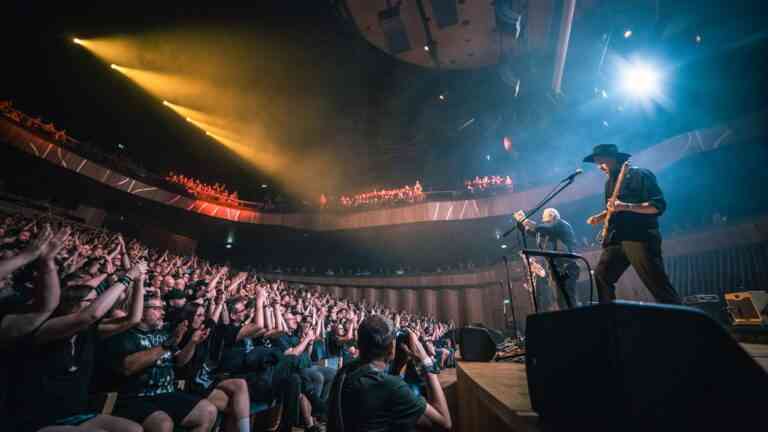 Koncert na żywo w Cavatina Hall w Bielsku-Białej – Cavatina Hall 2025, publiczność i muzycy na scenie