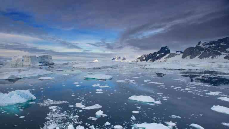 Nowa mapa Antarktydy pokazuje krajobraz ukryty pod lodem