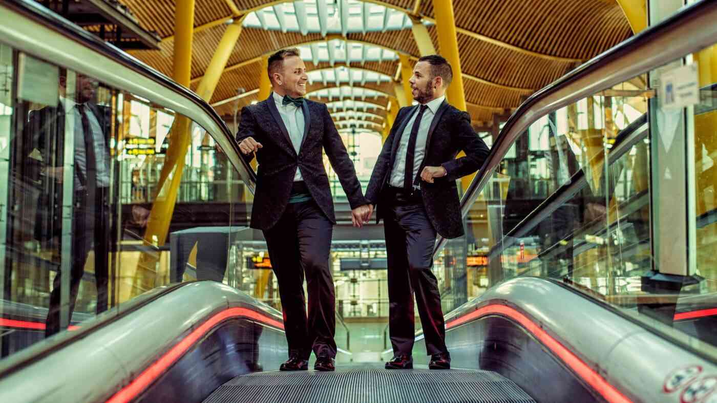 Nowe dokumenty stanu cywilnego będą oznaczać uznanie małżeństw jednopłciowych. Na zdjęciu: para mężczyzn trzymająca się za ręce