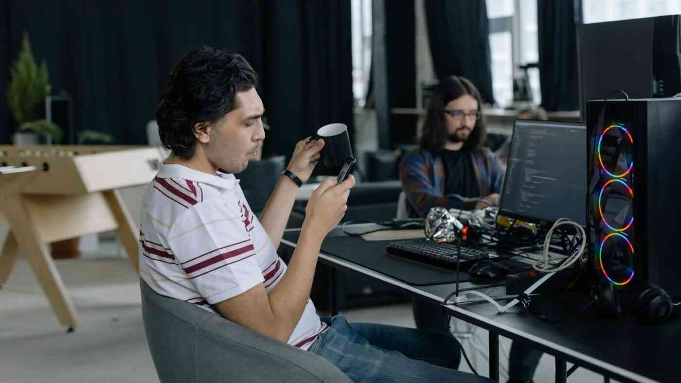 Pokolenie Z pozoruje pracę. Co to jest "task masking"?