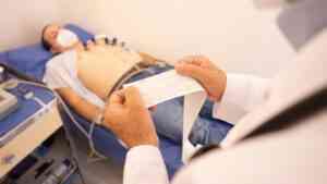 Pacjent na leżance w gabinecie lekarskim