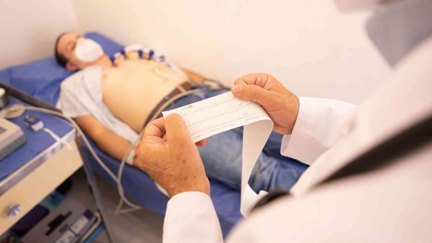 Pacjent na leżance w gabinecie lekarskim