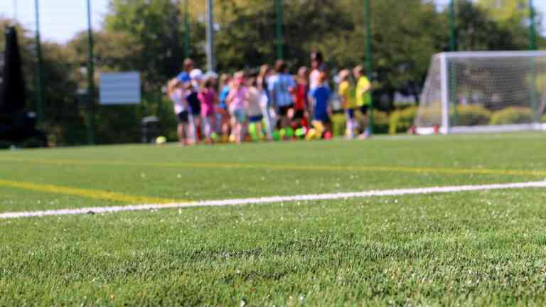 Czy toksyczna guma, z której robi się nawierzchnie boisk jest groźna dla ludzi?