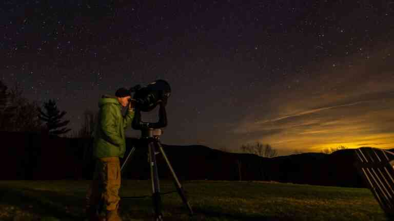 Nowa teoria grawitacji wyjaśni największą zagadkę kosmologii? Na zdjęciu: mężczyzna obserwujący gwiazdy przez teleskop