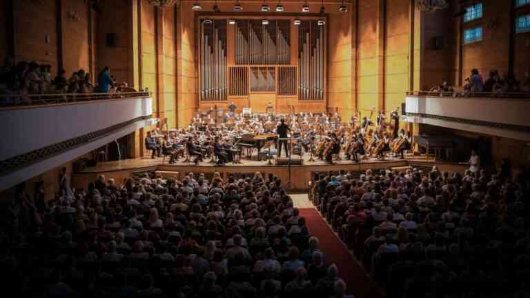 Koncert orkiestry symfonicznej pod batutą dyrygenta w sali koncertowej – polska kultura dziś między ambicją artystyczną a realiami finansowania