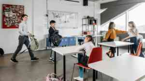 Uczniowie szkoły podstawowej w nowoczesnej klasie podczas zajęć – tydzień projektowy szkoły jako element reformy edukacji 2026 i zmian w szkołach.