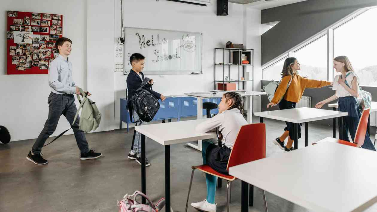 Uczniowie szkoły podstawowej w nowoczesnej klasie podczas zajęć – tydzień projektowy szkoły jako element reformy edukacji 2026 i zmian w szkołach.