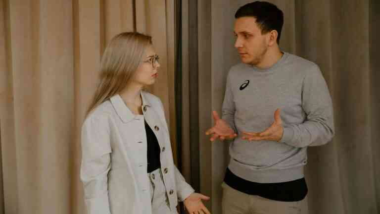 kobieta i mężczyzna kłócą się patrząc na siebie