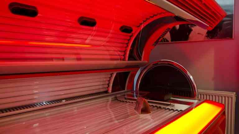 Łóżko w solarium a ryzyko czerniaka. Niepokojące badania