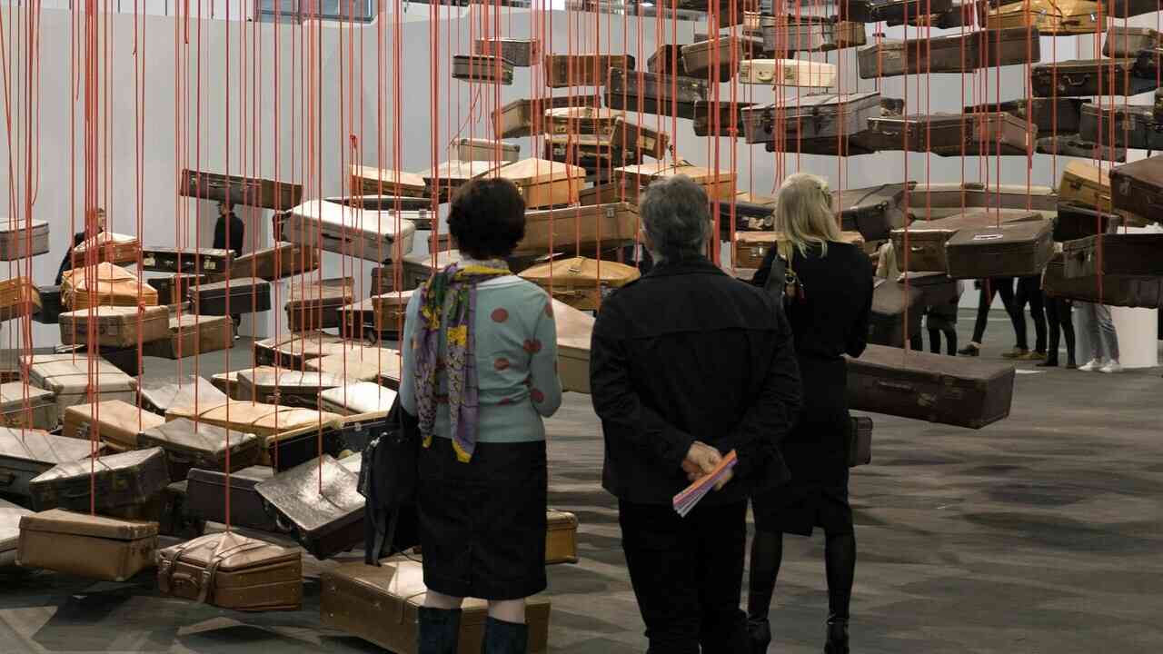 Zwiedzający oglądają instalację w galerii sztuki współczesnej