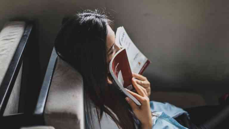 Czytanie a mózg- naukowcy o wpływie wyboru formatu czytania na umysł