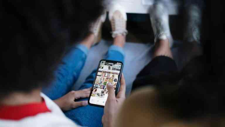 Dzieci korzystające ze smartfona i przeglądające media społecznościowe