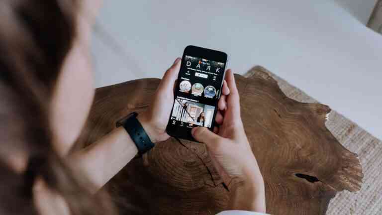 kobieta trzyma komórkę