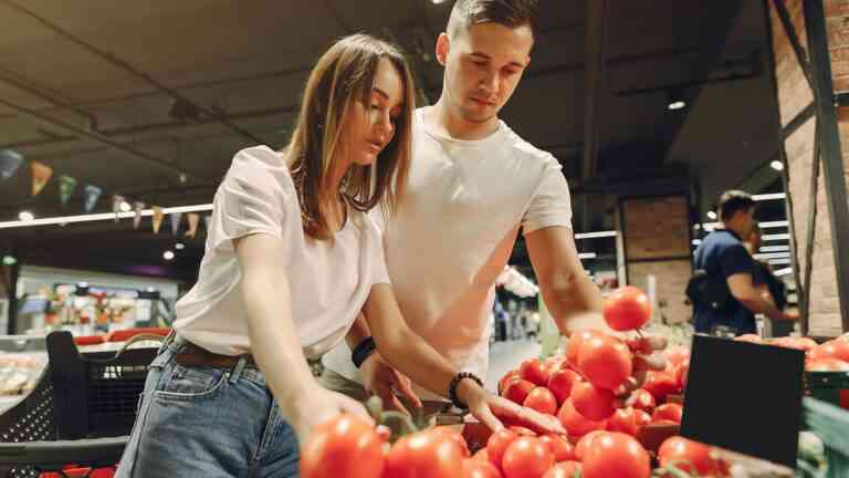 kobieta i mężczyzna wybierają pomidory w sklepie spożywczym