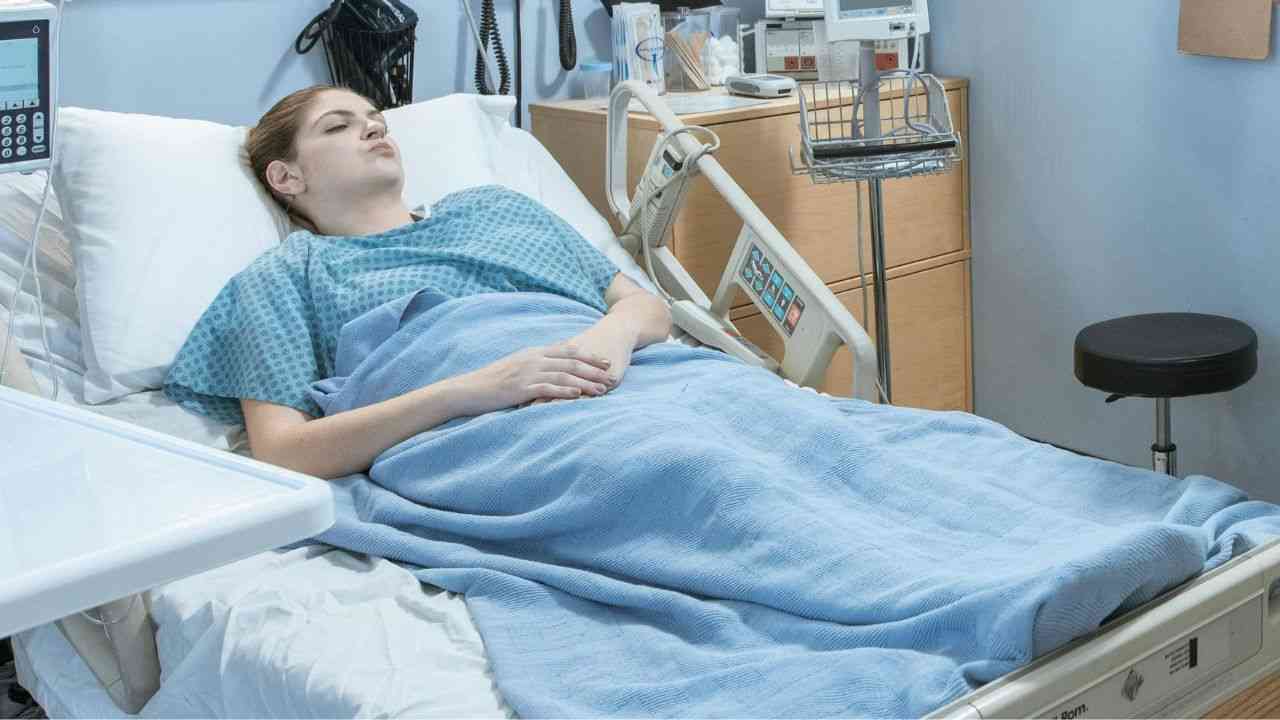 kobieta leży w łóżku szpitalnym
