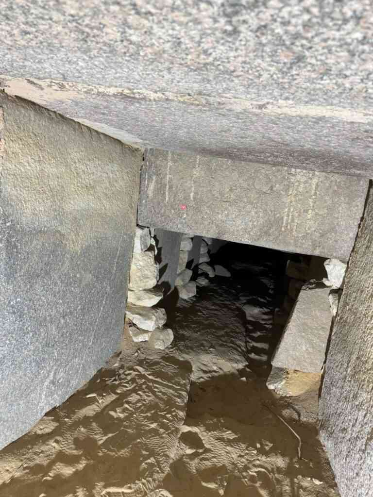 Blokaz-w-korytarzy-prowadzacym-do-komory-grobowej-grobu-faraona