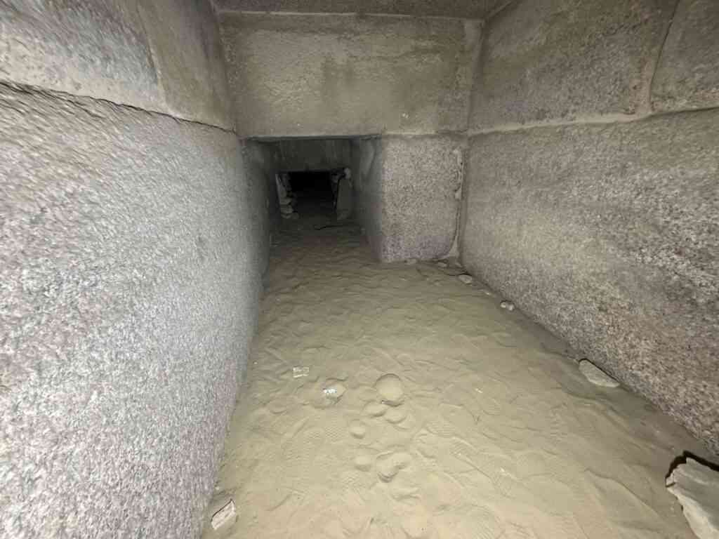 Korytarz-prowadzacy-do-komory-grobowej-faraona-Szepseskaf