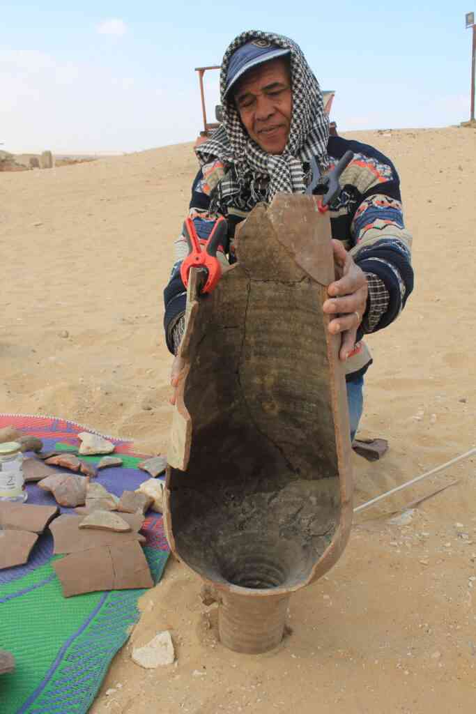 mężczyzna trzyma amforę wszesnochrześcijańską