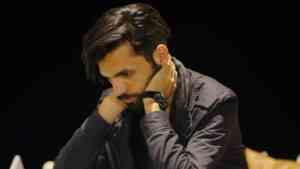 Mężczyzna pochylony, trzymający dłonie na karku w stanie napięcia — ilustracja mechanizmu autosabotaż w praktyce i pytania, dlaczego sabotujemy siebie.